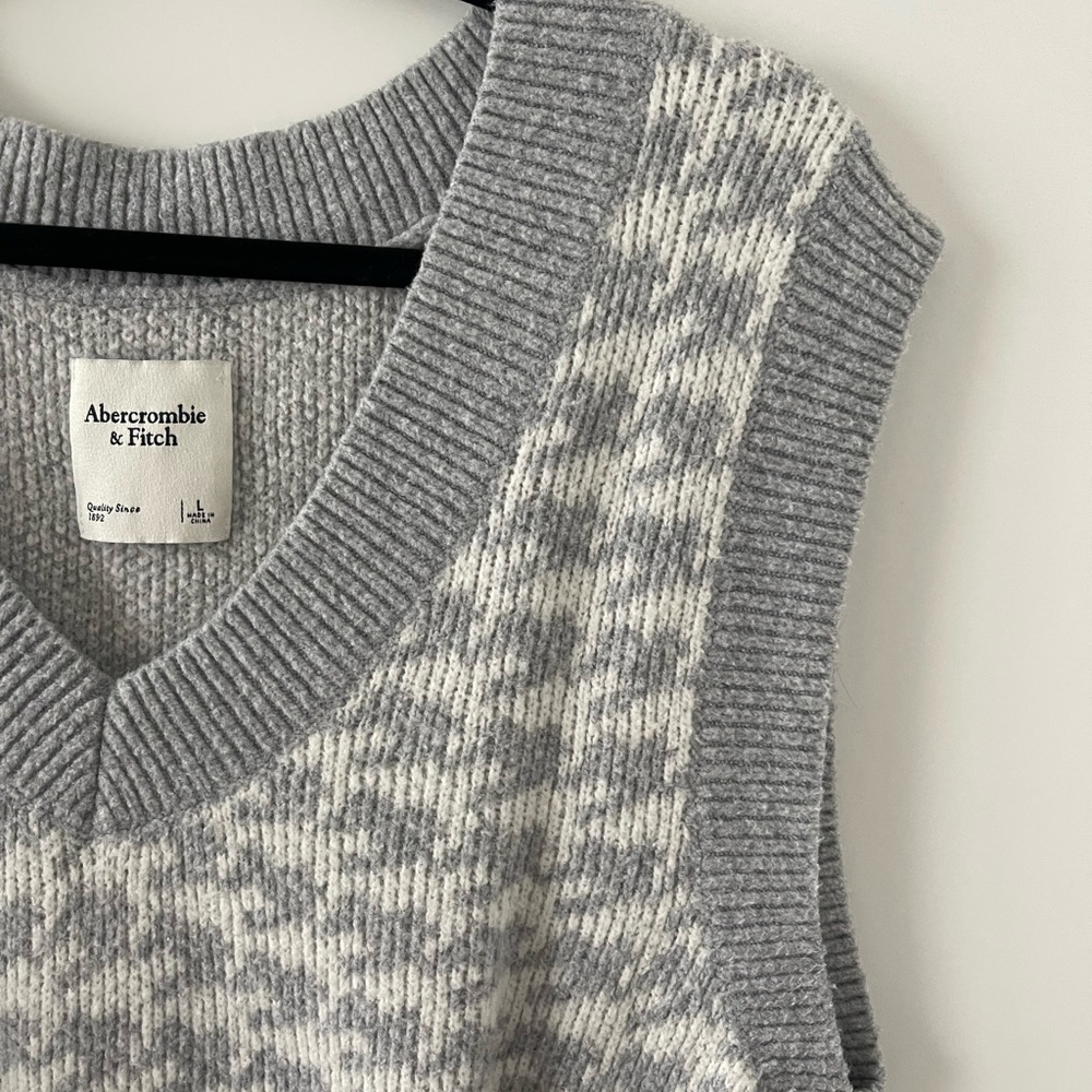 Abercrombie & Fitch Gray and White Knit Sweater Vest